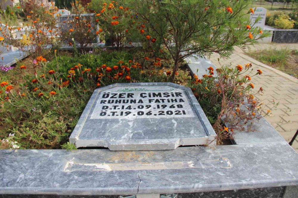 KOCAELİ'DE BULUNAN 17 AĞUSTOS MEZARLIĞI'NDA BAZI MEZAR TAŞLARI KIRILDI VE MERMERLER TAHRİP EDİLDİ