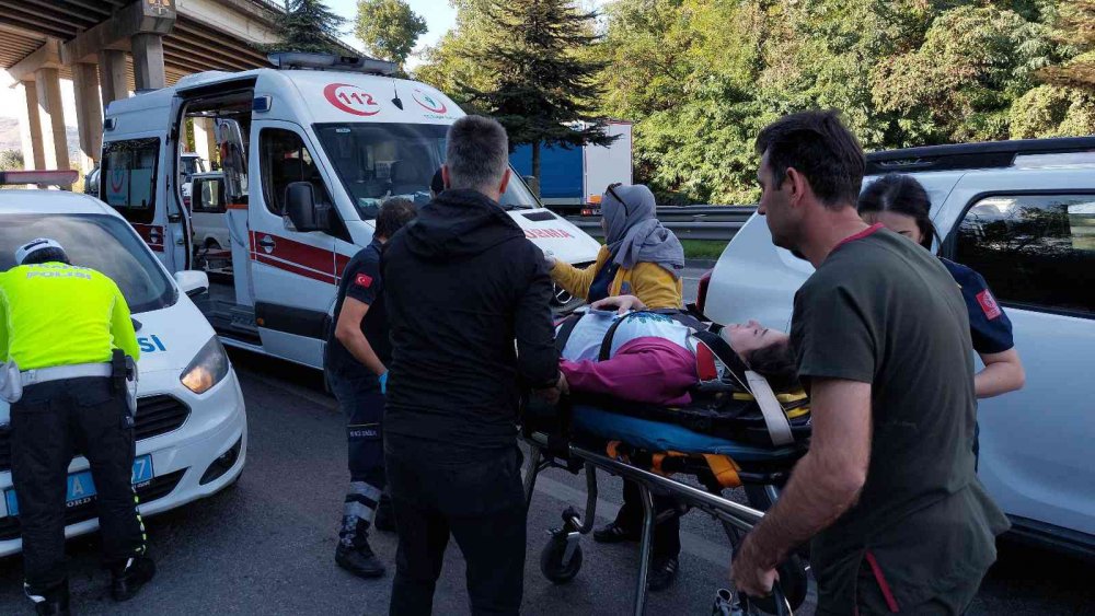 SAMSUN'DA SAĞLIK ÇALIŞANLARININ BULUNDUĞU OTOMOBİL KAMYONLA ÇARPIŞTI: 2’Sİ HEMŞİRE 3 YARALI