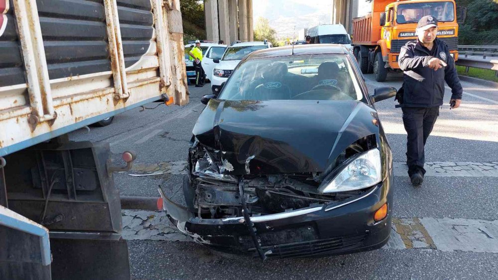 SAMSUN'DA SAĞLIK ÇALIŞANLARININ BULUNDUĞU OTOMOBİL KAMYONLA ÇARPIŞTI: 2’Sİ HEMŞİRE 3 YARALI