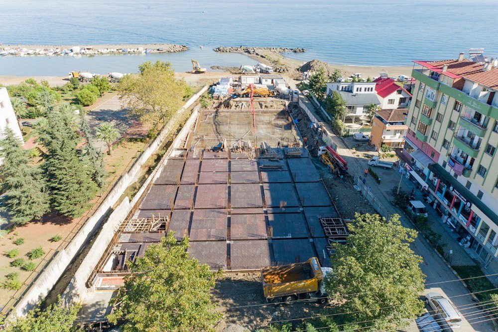 TRABZON AKÇAABAT’TA BELEDİYE TARAFINDAN SÖĞÜTLÜ MAHALLESİ’NDE  YAPILMASI PLANLANAN AKÇAABAT KÜLTÜR MERKEZİ İNŞAATININ TEMELİ ATILDI