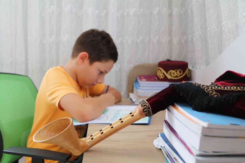 4 YAŞINDA TULUMA MERAK SARARAN RİZELİ ALİ KAYRA KABATAŞ EĞİTİM ALMADAN KENDİ ÇABALARIYLA ÖĞRENEREK ÇALMAYA BAŞLADI