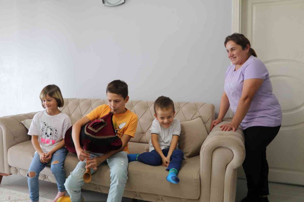 4 YAŞINDA TULUMA MERAK SARARAN RİZELİ ALİ KAYRA KABATAŞ EĞİTİM ALMADAN KENDİ ÇABALARIYLA ÖĞRENEREK ÇALMAYA BAŞLADI