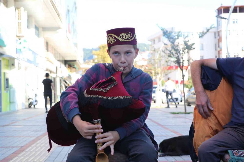 4 YAŞINDA TULUMA MERAK SARARAN RİZELİ ALİ KAYRA KABATAŞ EĞİTİM ALMADAN KENDİ ÇABALARIYLA ÖĞRENEREK ÇALMAYA BAŞLADI