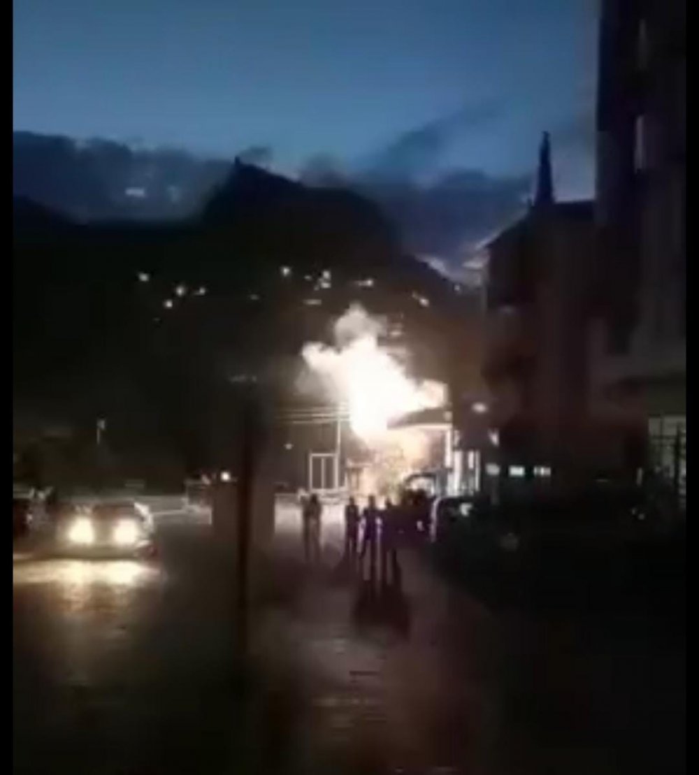 ARTVİN ARDANUÇ'TA YAKIT İSTASYONUNUN YAN KISMINDAKİ TRAFODA ÇIKAN YANGIN PANİĞE NEDEN OLDU