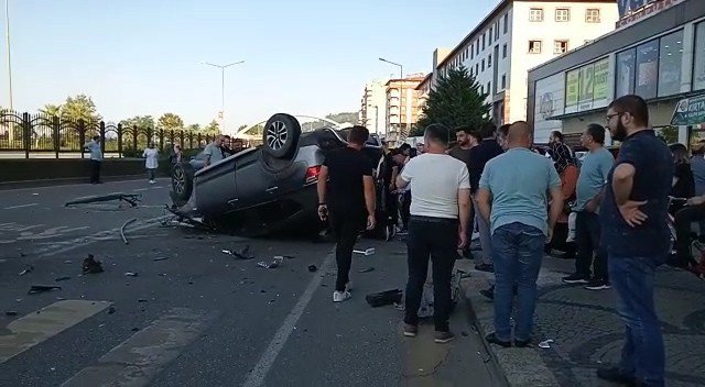 RİZE’DE TAKLA ATAN ARACIN İÇİNDE SIKIŞAN BAYAN SÜRÜCÜ KURTARILDI , SAĞLIK DURUMU İYİ