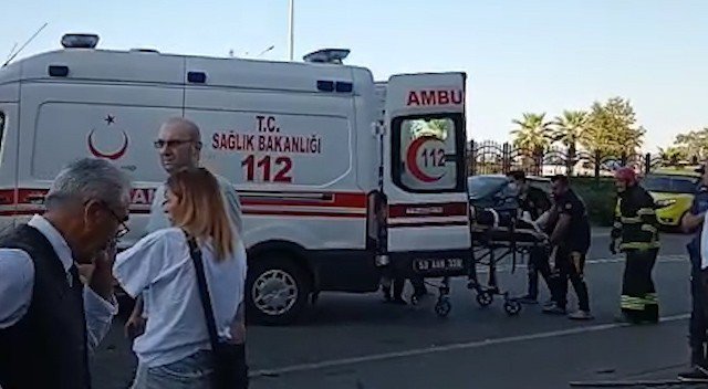 RİZE’DE TAKLA ATAN ARACIN İÇİNDE SIKIŞAN BAYAN SÜRÜCÜ KURTARILDI , SAĞLIK DURUMU İYİ