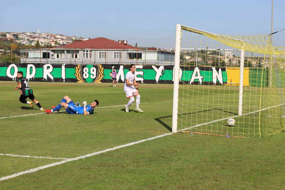 TFF 2. LİG KIRMIZI GRUP 7.HAFTA MAÇINDA KOCAELİSPOR BALIKESİRSPOR BALIKESİREPOR'U 3 - 0 MAĞLUP ETTİ