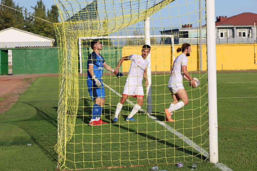 TFF 2. LİG KIRMIZI GRUP 7.HAFTA MAÇINDA KOCAELİSPOR BALIKESİRSPOR BALIKESİREPOR'U 3 - 0 MAĞLUP ETTİ