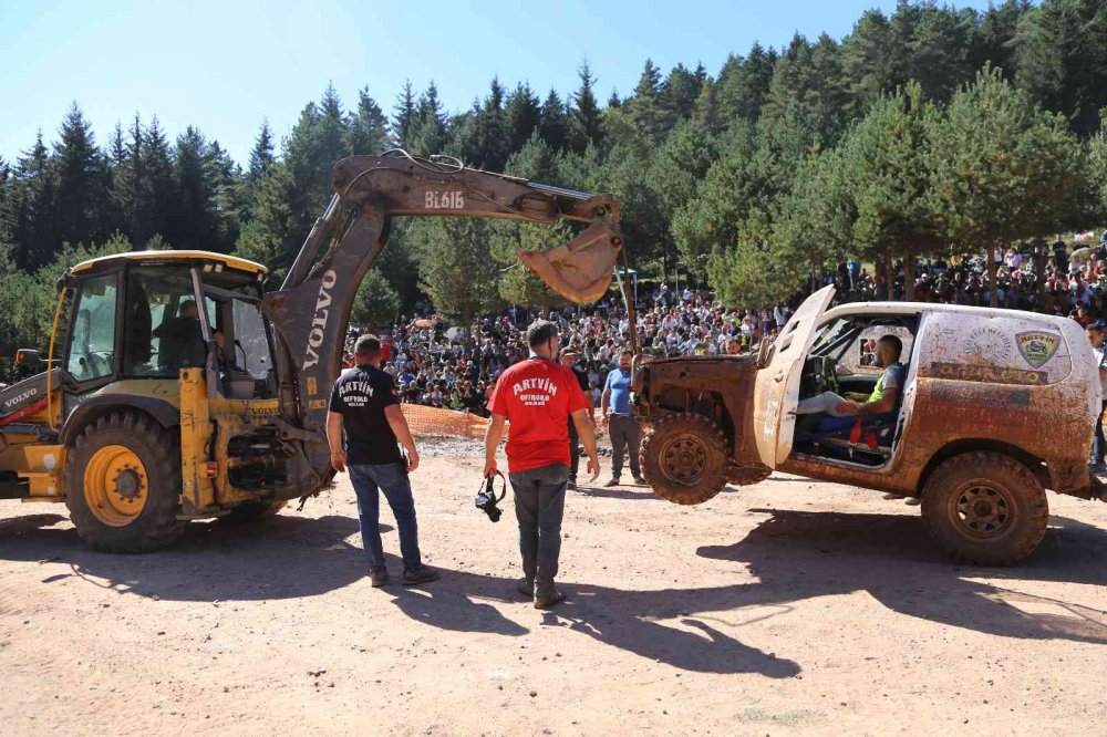 ARTVİN’DE 6.’SI DÜZENLENEN ULUSLARARASI OFF-ROAD YARIŞLARI BÜYÜK HEYECANA SAHNE OLDU