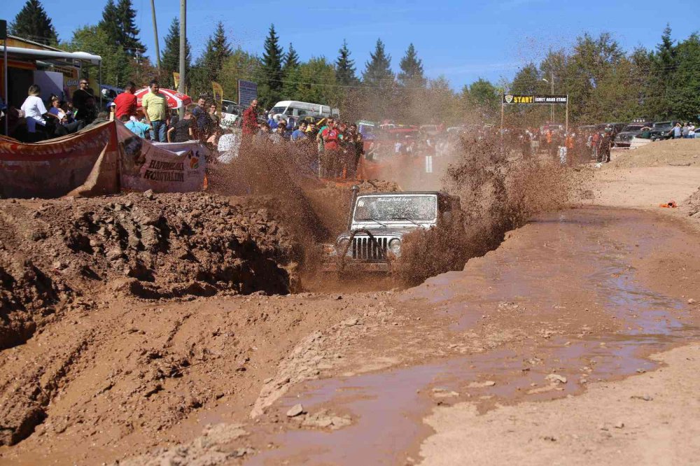 ARTVİN’DE 6.’SI DÜZENLENEN ULUSLARARASI OFF-ROAD YARIŞLARI BÜYÜK HEYECANA SAHNE OLDU