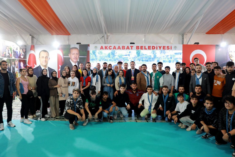 ANKARA’DA MİLLET BAHÇESİ'NDE GENÇLERE YÖNELİK DÜZENLENEN "TAM BANA GÖRE GENÇLİK FESTİVALİ'NDE AKÇAABAT HORONUNU SERGİLEYEN AKÇAABAT KIZ-ERKEK FOLKLOR EKİBİ, BÜYÜK ALKIŞ TOPLADI