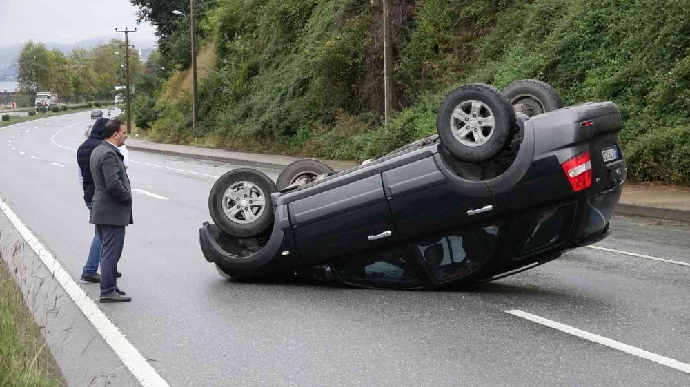 TRABZON'UN AKÇAABAT İLÇESİNDE KAZA YAPARAK TAKLA ATAN ARACIN SÜRÜCÜSÜ KAZAYI BURNU BİLE KANAMADAN ATLATTI