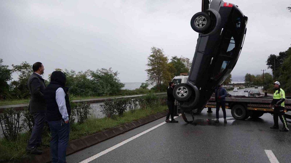 TRABZON'UN AKÇAABAT İLÇESİNDE KAZA YAPARAK TAKLA ATAN ARACIN SÜRÜCÜSÜ KAZAYI BURNU BİLE KANAMADAN ATLATTI