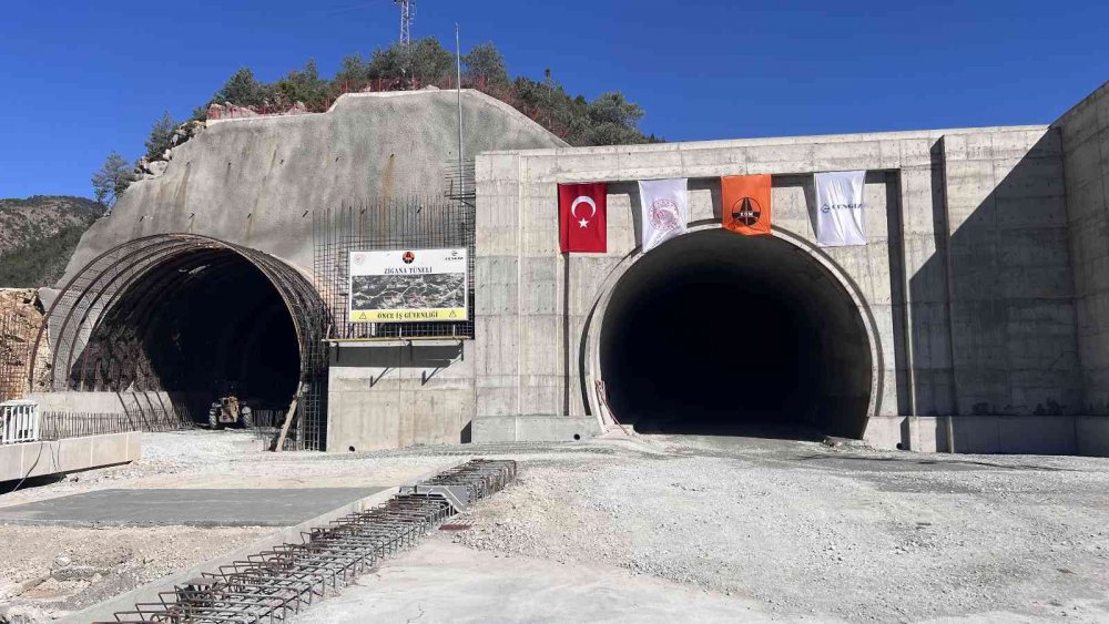 ULAŞTIRMA VE ALTYAPI BAKANI ADİL KARAİSMAİLOĞLU, YENİ ZİGANA TÜNELİ İNŞAATINDA SONA GELİNDİĞİNİ BELİRTEREK "2023 YILI NİSAN AYINDA BÜTÜN İMALATLARIMIZI TAMAMLAYIP ZİGANA TÜNELİMİZİ HİZMETE AÇMAYI HEDEFLİYORUZ" DEDİ