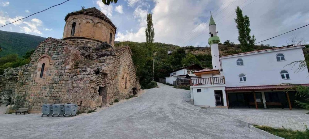 ARTVİN'DE BARAJ SULARI ALTINDA KALACAK OLAN YUSUFELİ İLÇESİNİN HEMEN ÜST KISMINDA KURULAN YENİ İLÇE MERKEZİNDE DERS ZİLİ 24 EKİM'DE ÇALACAK