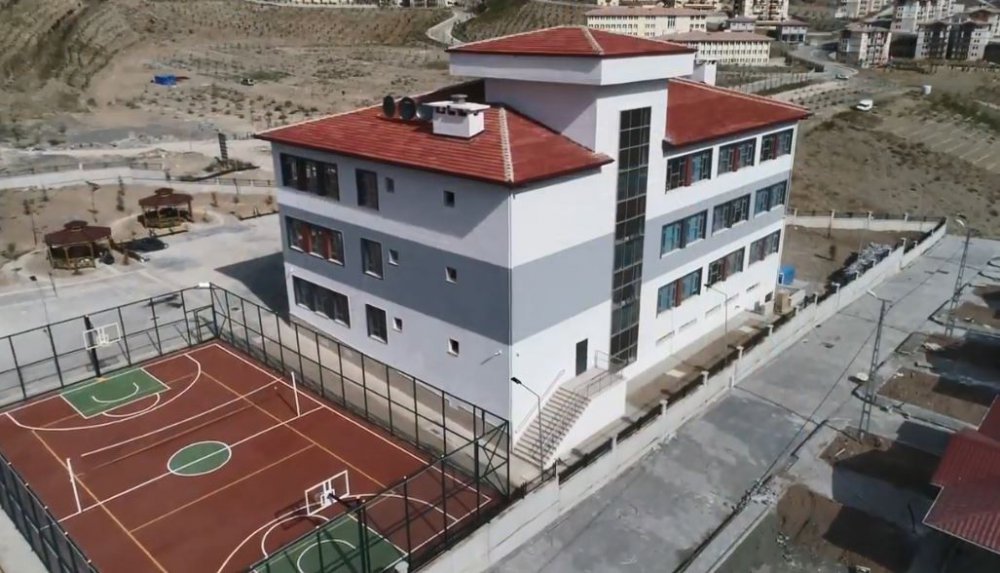 ARTVİN'DE BARAJ SULARI ALTINDA KALACAK OLAN YUSUFELİ İLÇESİNİN HEMEN ÜST KISMINDA KURULAN YENİ İLÇE MERKEZİNDE DERS ZİLİ 24 EKİM'DE ÇALACAK