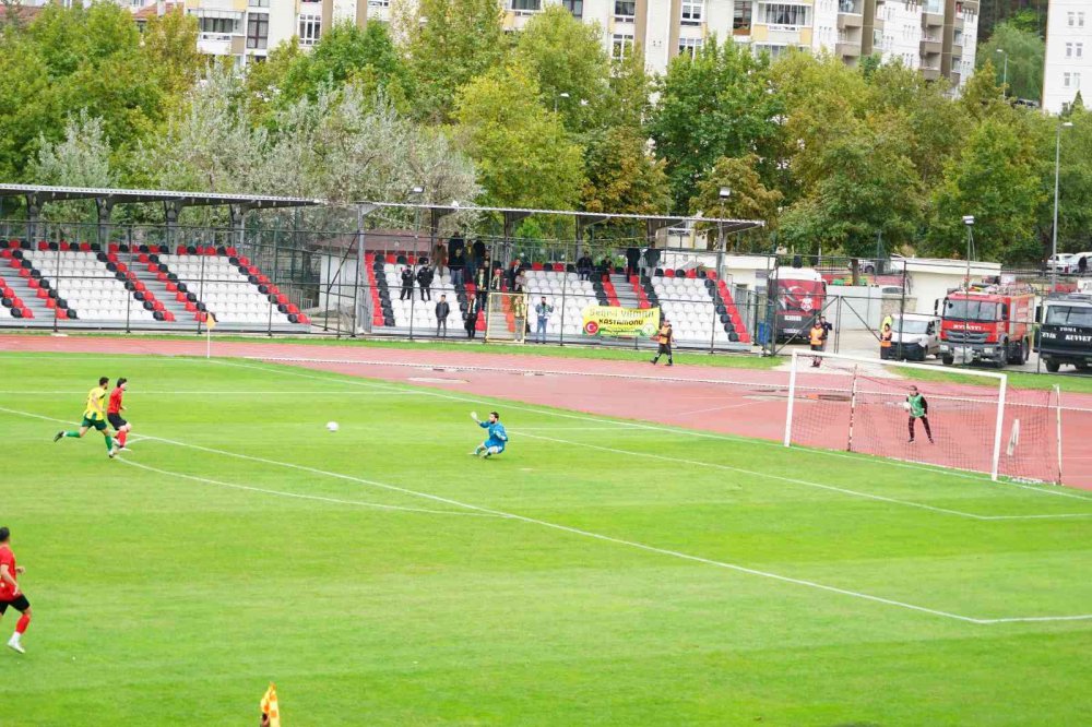 TFF 2. LİG KIRMIZI GRUP 9.HAFTASINDA GMG KASTAMONUSPOR: 2 - ADIYAMAN FK: 2