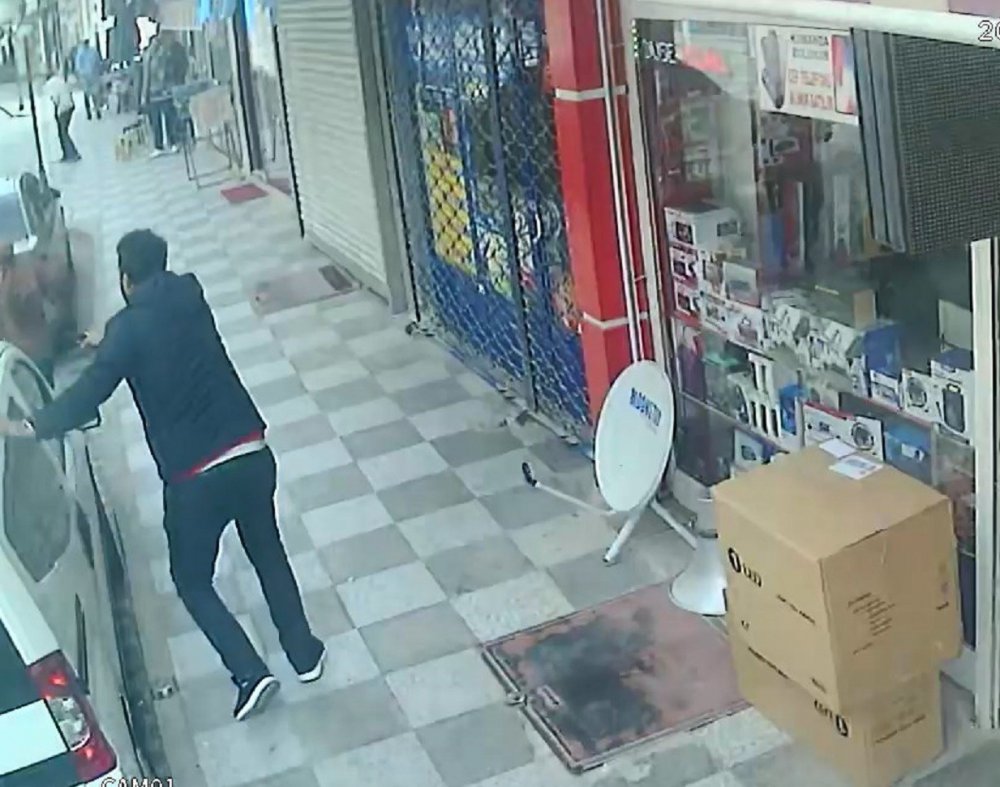 ÇORUM'UN SUNGURLU İLÇESİNDE 2 AİLE ARASINDA ÇIKAN SİLAHLI ÇATIŞMADA, 1'İ KADIN 2 KİŞİ YARALANDI