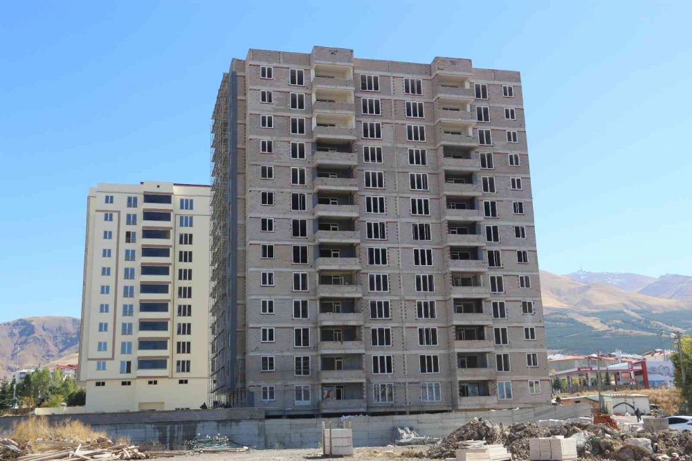 ERZURUM'DA İNŞAATIN ÖNÜNDE CESEDİ BULUNAN DİLARA KÖÇ'ÜN ÖLÜMÜYLE İLGİLİ GÖZALTINA ALINAN 4 KİŞİDEN 1'İ TUTUKLANDI