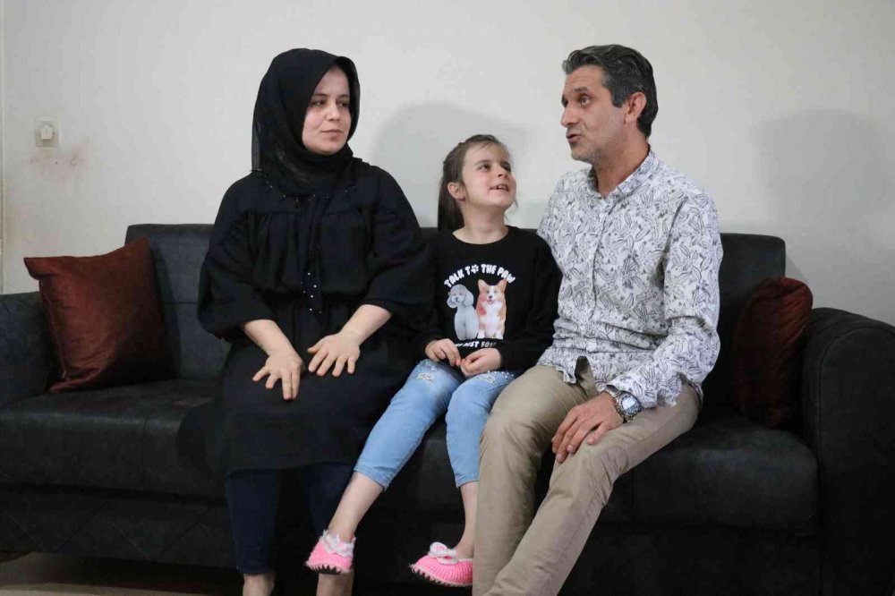 SAKARYA'NIN ADAPAZARI İLÇESİNDE BAKKALDAN EKMEK ALARAK EVİNE DÖNEN 7 YAŞINDAKİ KIZA SOKAK KÖPEKLERİ SALDIRDI