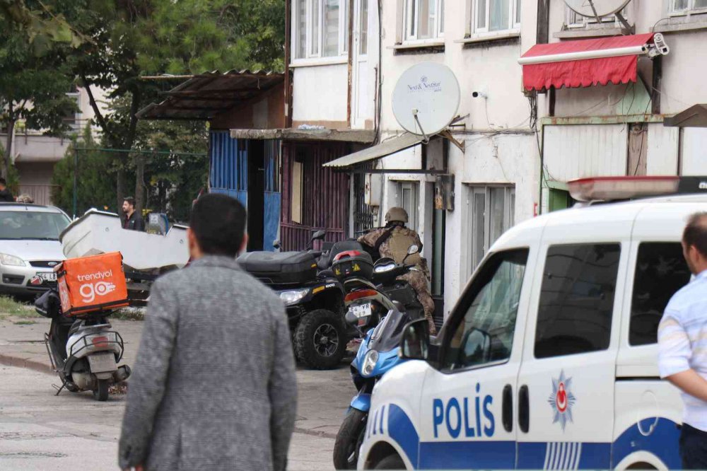 SAKARYA'NIN ADAPAZARI İLÇESİNDE ÜSTÜ ÇIPLAK ŞEKİLDE SOKAK ORTASINDA ELİNDEKİ POMPALI TÜFEKLE DEHŞET SAÇAN ŞAHIS, UZUN UĞRAŞLAR NETİCESİNDE ETKİSİZ HALE GETİRİLEREK GÖZALTINA ALINDI