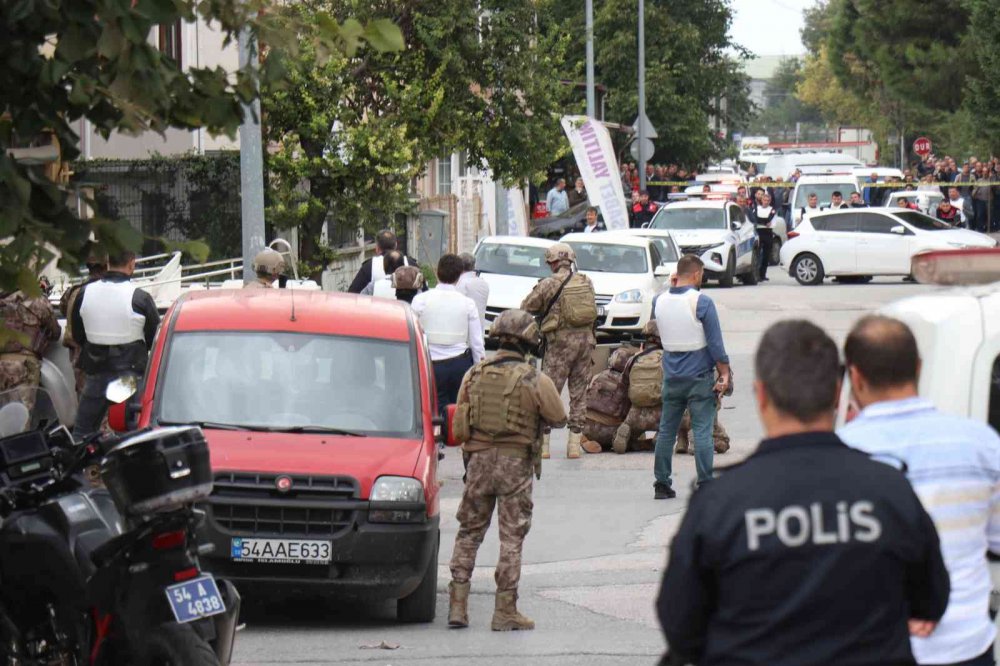 SAKARYA'NIN ADAPAZARI İLÇESİNDE ÜSTÜ ÇIPLAK ŞEKİLDE SOKAK ORTASINDA ELİNDEKİ POMPALI TÜFEKLE DEHŞET SAÇAN ŞAHIS, UZUN UĞRAŞLAR NETİCESİNDE ETKİSİZ HALE GETİRİLEREK GÖZALTINA ALINDI