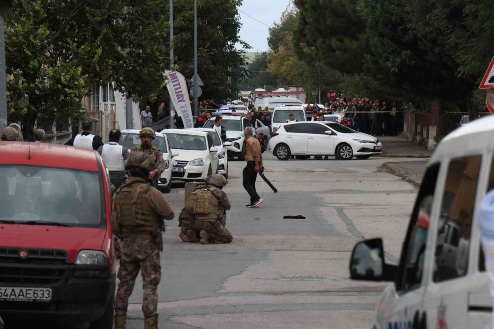 SAKARYA'NIN ADAPAZARI İLÇESİNDE ÜSTÜ ÇIPLAK ŞEKİLDE SOKAK ORTASINDA ELİNDEKİ POMPALI TÜFEKLE DEHŞET SAÇAN ŞAHIS, UZUN UĞRAŞLAR NETİCESİNDE ETKİSİZ HALE GETİRİLEREK GÖZALTINA ALINDI