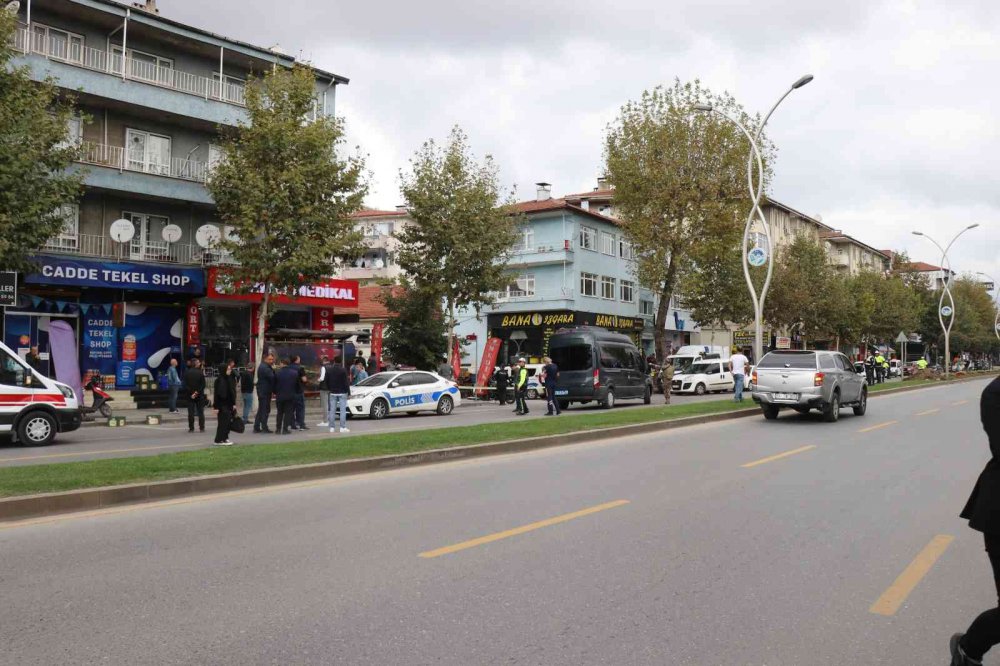 SAKARYA'NIN ADAPAZARI İLÇESİNDE ÜSTÜ ÇIPLAK ŞEKİLDE SOKAK ORTASINDA ELİNDEKİ POMPALI TÜFEKLE DEHŞET SAÇAN ŞAHIS, UZUN UĞRAŞLAR NETİCESİNDE ETKİSİZ HALE GETİRİLEREK GÖZALTINA ALINDI
