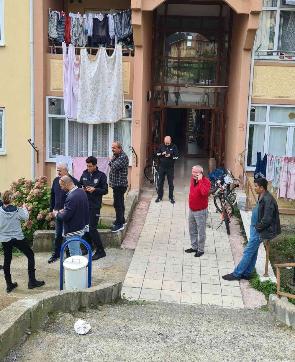 ZONGULDAK'IN ALAPLI İLÇESİNDE 3 GÜNDÜR HABER ALINAMAYAN 67 YAŞINDAKİ AYHAN ÇOLAK , YALNIZ YAŞADIĞI EVİNDE ÖLÜ BULUNDU