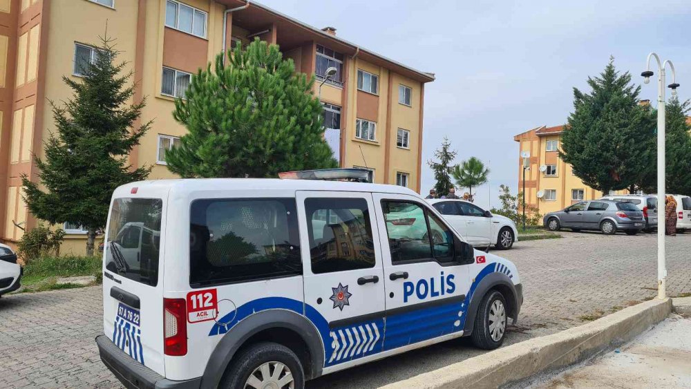 ZONGULDAK'IN ALAPLI İLÇESİNDE 3 GÜNDÜR HABER ALINAMAYAN 67 YAŞINDAKİ AYHAN ÇOLAK , YALNIZ YAŞADIĞI EVİNDE ÖLÜ BULUNDU