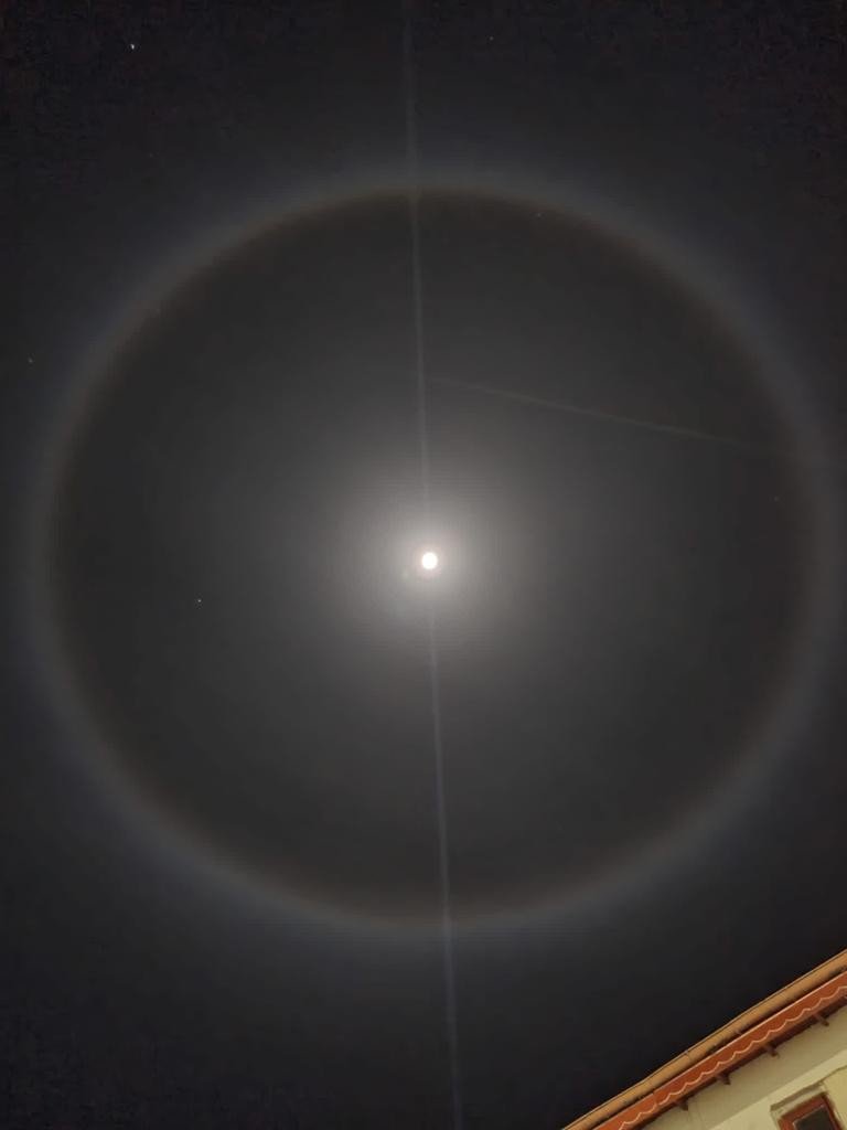 ERZURUM'UN HORASAN İLÇESİNDE DÜN AKŞAM GÖKYÜZÜNDE GÖRÜLEN BEYAZ HALKA OLARAK TABİR EDİLEN AY HALKASI (AY HALESİ) GÖRENLERİ KORKUTTU