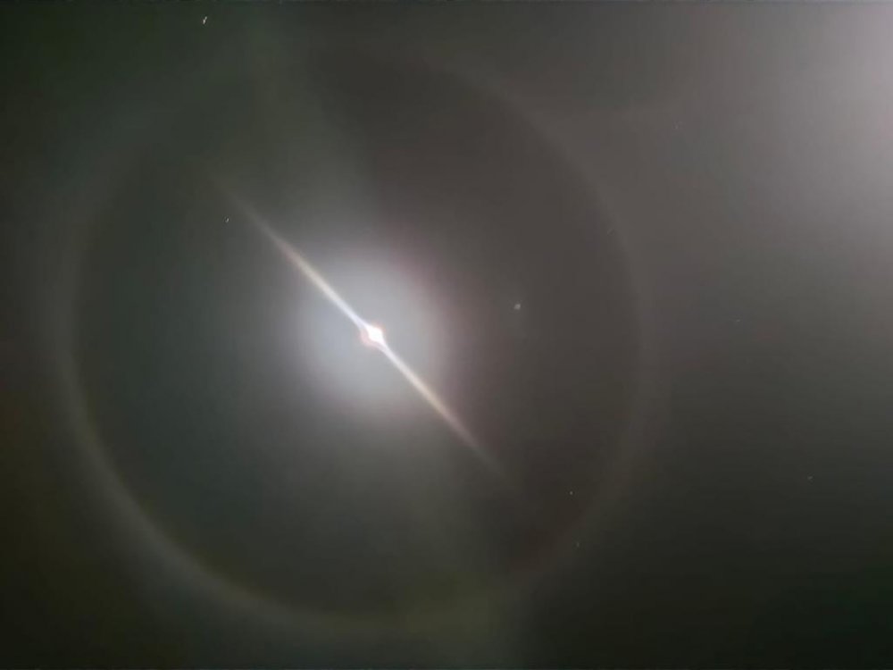 ERZURUM'UN HORASAN İLÇESİNDE DÜN AKŞAM GÖKYÜZÜNDE GÖRÜLEN BEYAZ HALKA OLARAK TABİR EDİLEN AY HALKASI (AY HALESİ) GÖRENLERİ KORKUTTU