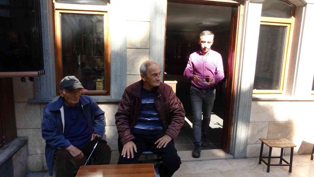 SİYAH ÇAYIN İNSAN SAĞLIĞI ÜZERİNDE OLUMLU ETKİLERİNİN OLDUĞU GÜNDE İKİ VEYA DAHA FAZLA FİNCAN SİYAH ÇAY İÇENLERİN ANİ ÖLÜM RİSKİNİN İÇMEYENLERE GÖRE YÜZDE 9 İLA YÜZDE 12 ORANINDA DAHA DÜŞÜK OLDUĞU BELİRTİLDİ