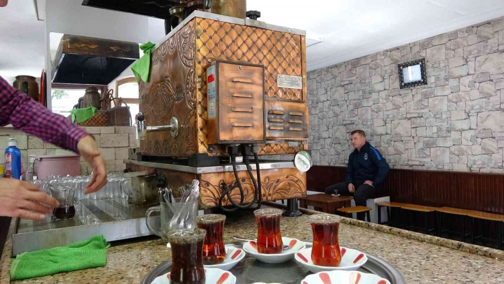 SİYAH ÇAYIN İNSAN SAĞLIĞI ÜZERİNDE OLUMLU ETKİLERİNİN OLDUĞU GÜNDE İKİ VEYA DAHA FAZLA FİNCAN SİYAH ÇAY İÇENLERİN ANİ ÖLÜM RİSKİNİN İÇMEYENLERE GÖRE YÜZDE 9 İLA YÜZDE 12 ORANINDA DAHA DÜŞÜK OLDUĞU BELİRTİLDİ