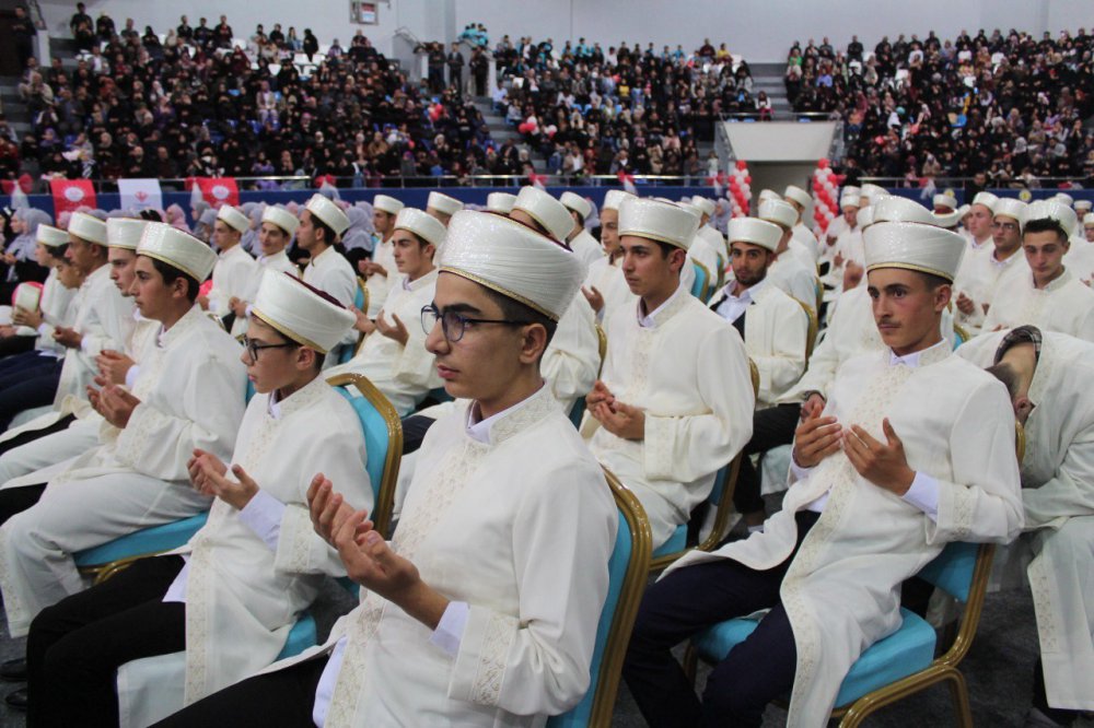 BAYBURT'TA KUR'AN KURSLARINDA KUR'AN-I KERİM'İ EZBERLEYEN 263 HAFIZA DİPLOMALARI DÜZENLENEN HAFIZLIK İCAZET TÖRENİNDE VERİLDİ , ÇAYTV CANLI YAYINLADI