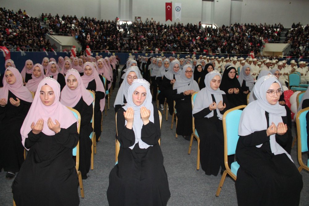 BAYBURT'TA KUR'AN KURSLARINDA KUR'AN-I KERİM'İ EZBERLEYEN 263 HAFIZA DİPLOMALARI DÜZENLENEN HAFIZLIK İCAZET TÖRENİNDE VERİLDİ , ÇAYTV CANLI YAYINLADI