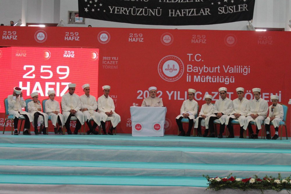 BAYBURT'TA KUR'AN KURSLARINDA KUR'AN-I KERİM'İ EZBERLEYEN 263 HAFIZA DİPLOMALARI DÜZENLENEN HAFIZLIK İCAZET TÖRENİNDE VERİLDİ , ÇAYTV CANLI YAYINLADI