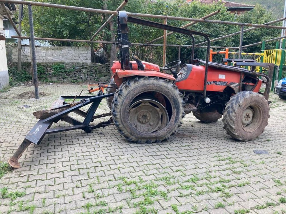 KARABÜK'ÜN SAFRANBOLU İLÇESİNDE ORMAN İŞÇİSİNİN ÇALINAN TRAKTÖRÜ VE AĞAÇ KABUĞU SOYMA MAKİNESİ JANDARMA'NIN SÜRDÜĞÜ İZ SONUCU BARTIN'DA ELE GEÇİRİLDİ