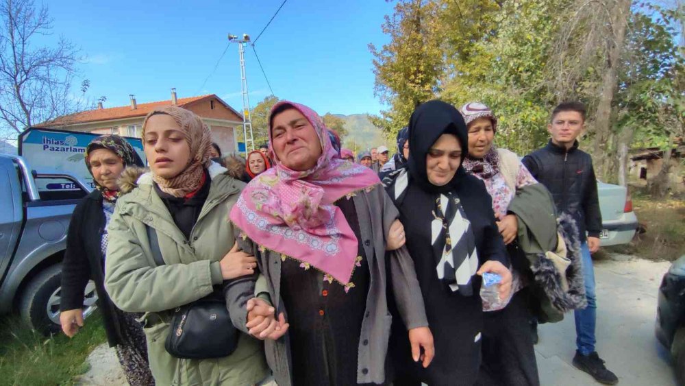 BARTIN'DAKİ MADEN OCAĞINDA MEYDANA GELEN PATLAMADA HAYATINI KAYBEDEN YASİN ÇELİK (22), ULUS İLÇESİNE BAĞLI DERECİK KÖYÜNDE TOPRAĞA VERİLDİ