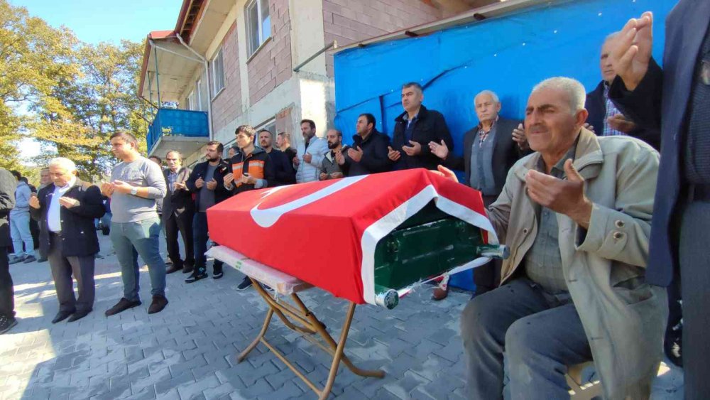 BARTIN'DAKİ MADEN OCAĞINDA MEYDANA GELEN PATLAMADA HAYATINI KAYBEDEN YASİN ÇELİK (22), ULUS İLÇESİNE BAĞLI DERECİK KÖYÜNDE TOPRAĞA VERİLDİ