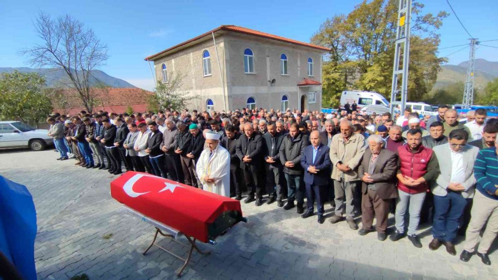 BARTIN'DAKİ MADEN OCAĞINDA MEYDANA GELEN PATLAMADA HAYATINI KAYBEDEN YASİN ÇELİK (22), ULUS İLÇESİNE BAĞLI DERECİK KÖYÜNDE TOPRAĞA VERİLDİ