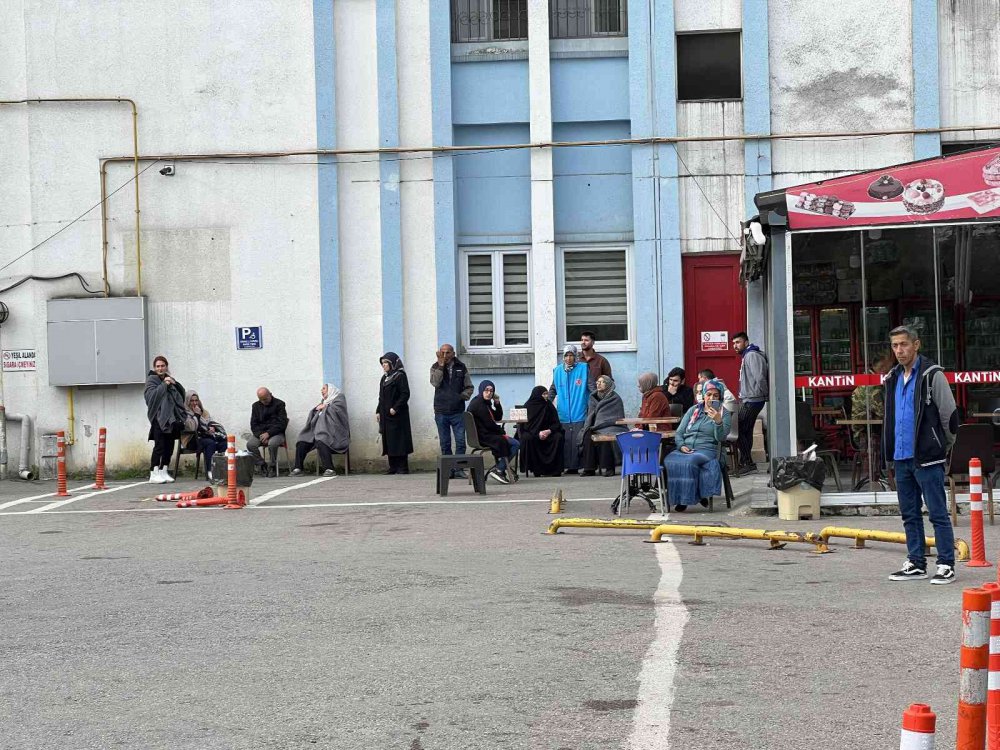 BARTIN'IN AMASRA İLÇESİNDE MEYDANA GELEN GRİZU PATLAMASINDA YAKINLARI BULUNANLAR, BARTIN DEVLET HASTANESİ'NDE BEKLEYİŞİNİ SÜRDÜRÜYOR
