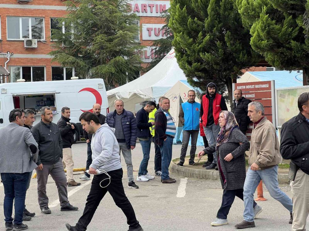 BARTIN'IN AMASRA İLÇESİNDE MEYDANA GELEN GRİZU PATLAMASINDA YAKINLARI BULUNANLAR, BARTIN DEVLET HASTANESİ'NDE BEKLEYİŞİNİ SÜRDÜRÜYOR