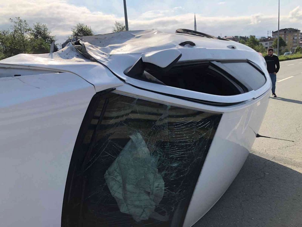 BİR OTOMOBİL RİZE’NİN PAZAR İLÇESİNDE PARK HALİNDEKİ OTOMOBİLE ÇARPIP TAKLA ATAN ARAÇTA 2 KİŞİ YARALANDI