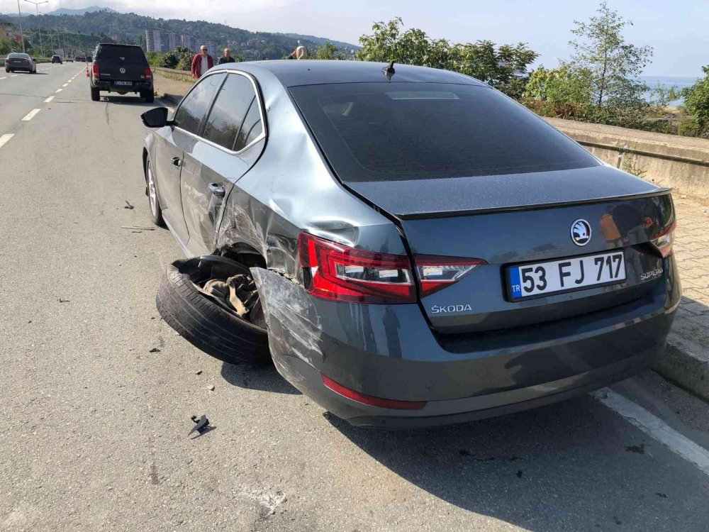 BİR OTOMOBİL RİZE’NİN PAZAR İLÇESİNDE PARK HALİNDEKİ OTOMOBİLE ÇARPIP TAKLA ATAN ARAÇTA 2 KİŞİ YARALANDI