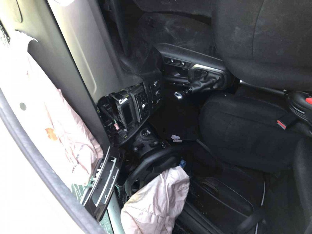 BİR OTOMOBİL RİZE’NİN PAZAR İLÇESİNDE PARK HALİNDEKİ OTOMOBİLE ÇARPIP TAKLA ATAN ARAÇTA 2 KİŞİ YARALANDI