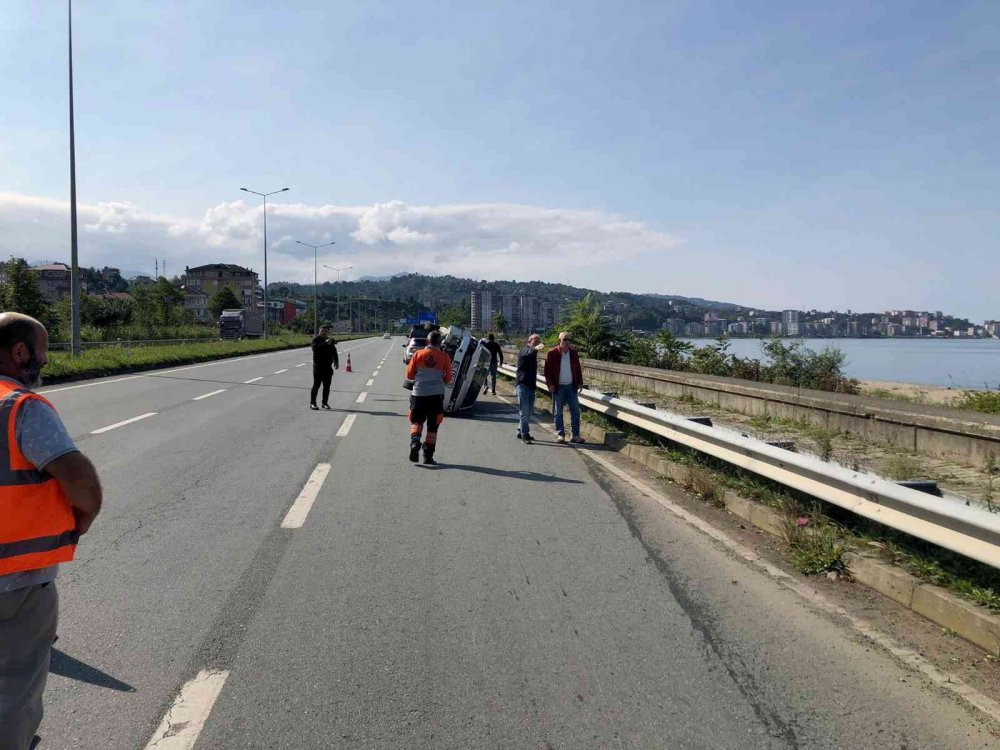 BİR OTOMOBİL RİZE’NİN PAZAR İLÇESİNDE PARK HALİNDEKİ OTOMOBİLE ÇARPIP TAKLA ATAN ARAÇTA 2 KİŞİ YARALANDI