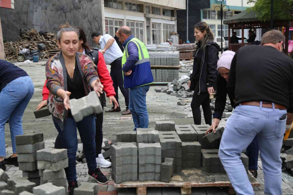 ARTVİN'İN BORÇKA İLÇESİN'DE İMECE İLE İLÇELERİNİN CADDELERİNE PARKE TAŞI DÖŞEDİLER