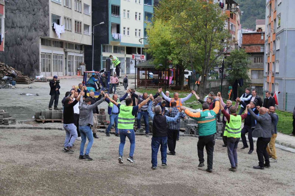ARTVİN'İN BORÇKA İLÇESİN'DE İMECE İLE İLÇELERİNİN CADDELERİNE PARKE TAŞI DÖŞEDİLER