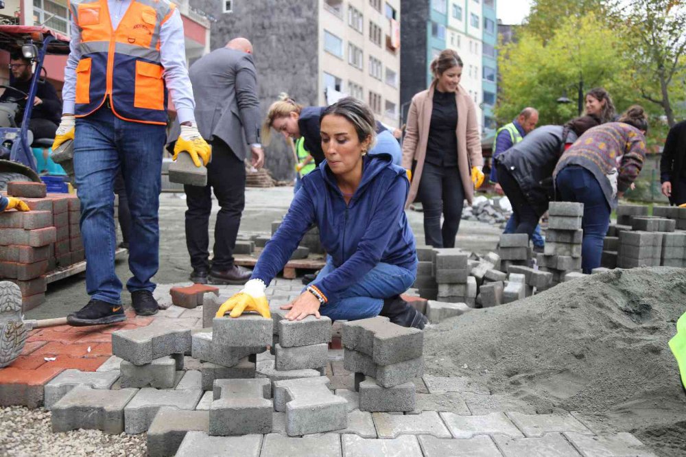 ARTVİN'İN BORÇKA İLÇESİN'DE İMECE İLE İLÇELERİNİN CADDELERİNE PARKE TAŞI DÖŞEDİLER